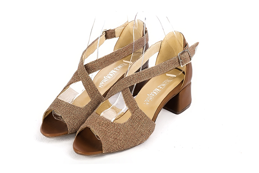 Caramel brown elegant sandals with crossed straps across the instep, closed at the back. Round toe. Low flare heels.